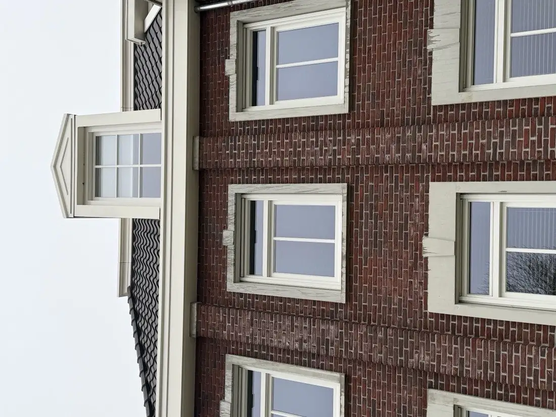 Appartementencomplex met witte kozijnen, glasbewassing voor de VvE