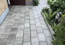 Bestrating met mos, half schoongemaakt met de hogedrukreiniger