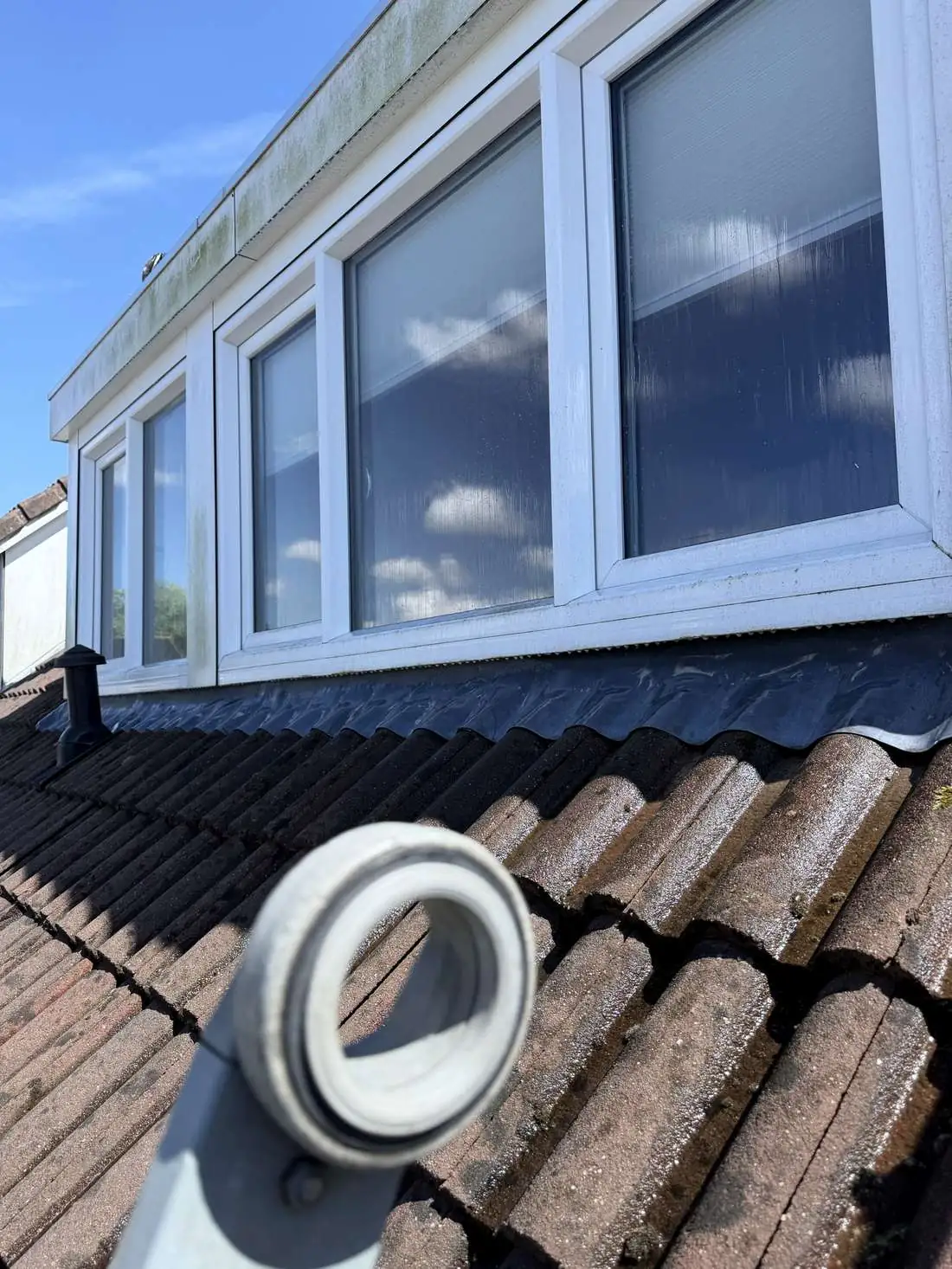 Dakpannen en overkapping, gereinigd met softwash onder lage druk
