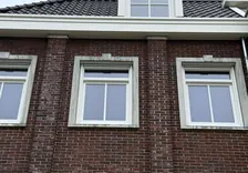 Glasbewassing aan een kantoorpand met hoogwerker