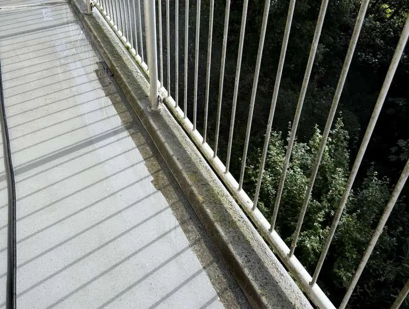 Glazen dak en balustrade gereinigd met de hogedrukreiniger
