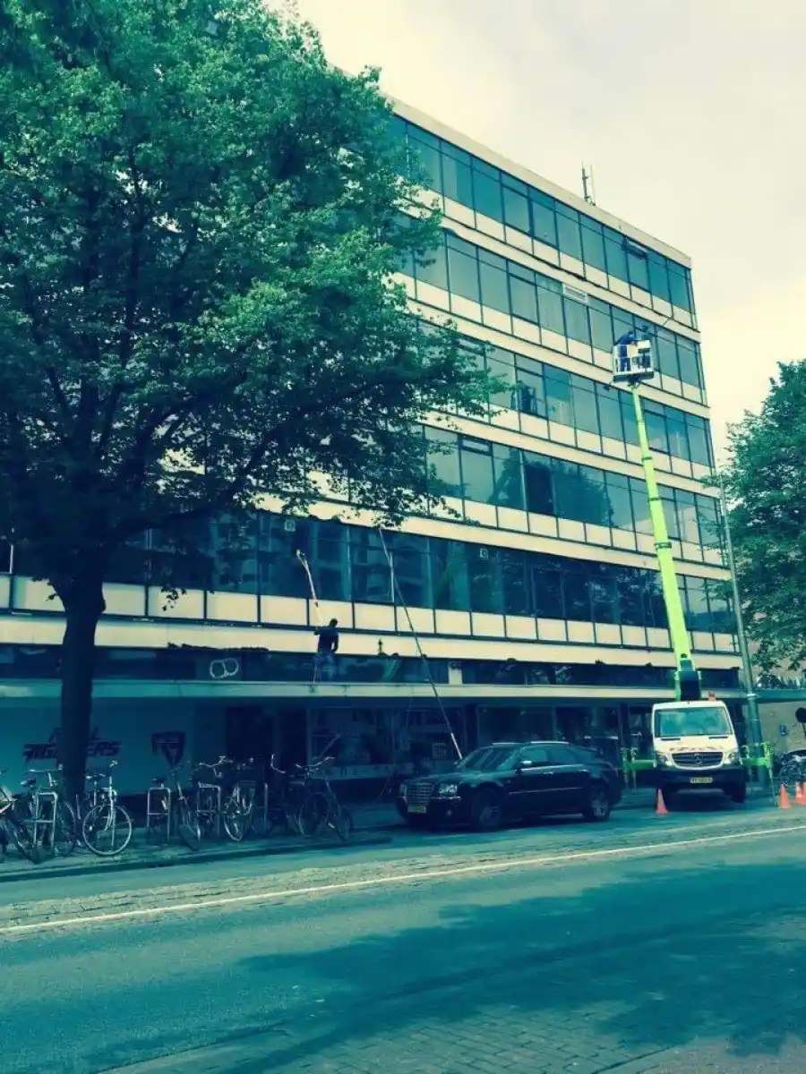 Glazen kantoorpand in Amsterdam en omstreken, schoongemaakt door SR Allround Service