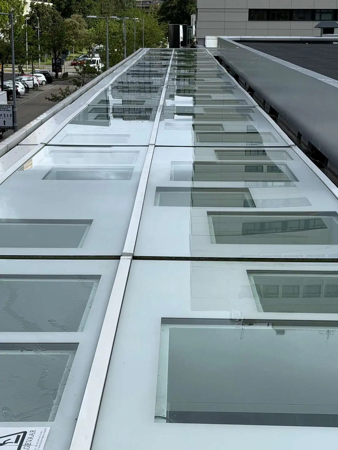 Glazenwasser reinigt een raam met de telescoopsteel