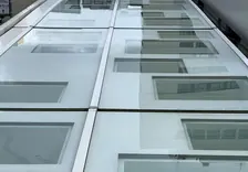 Glazenwasser reinigt een raam met de telescoopsteel