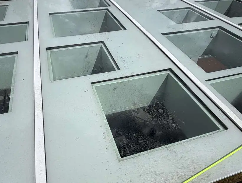 Grote glazen orangerie-pui, schoon en helder