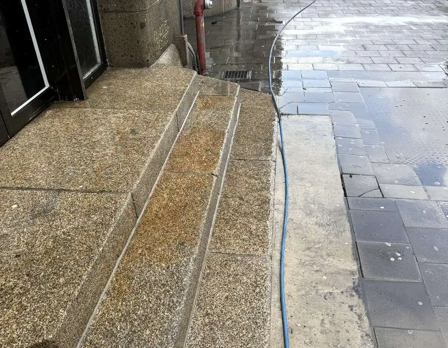 Natuurstenen gevel en trap worden schoongespoten
