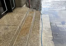 Natuurstenen gevel en trap worden schoongespoten